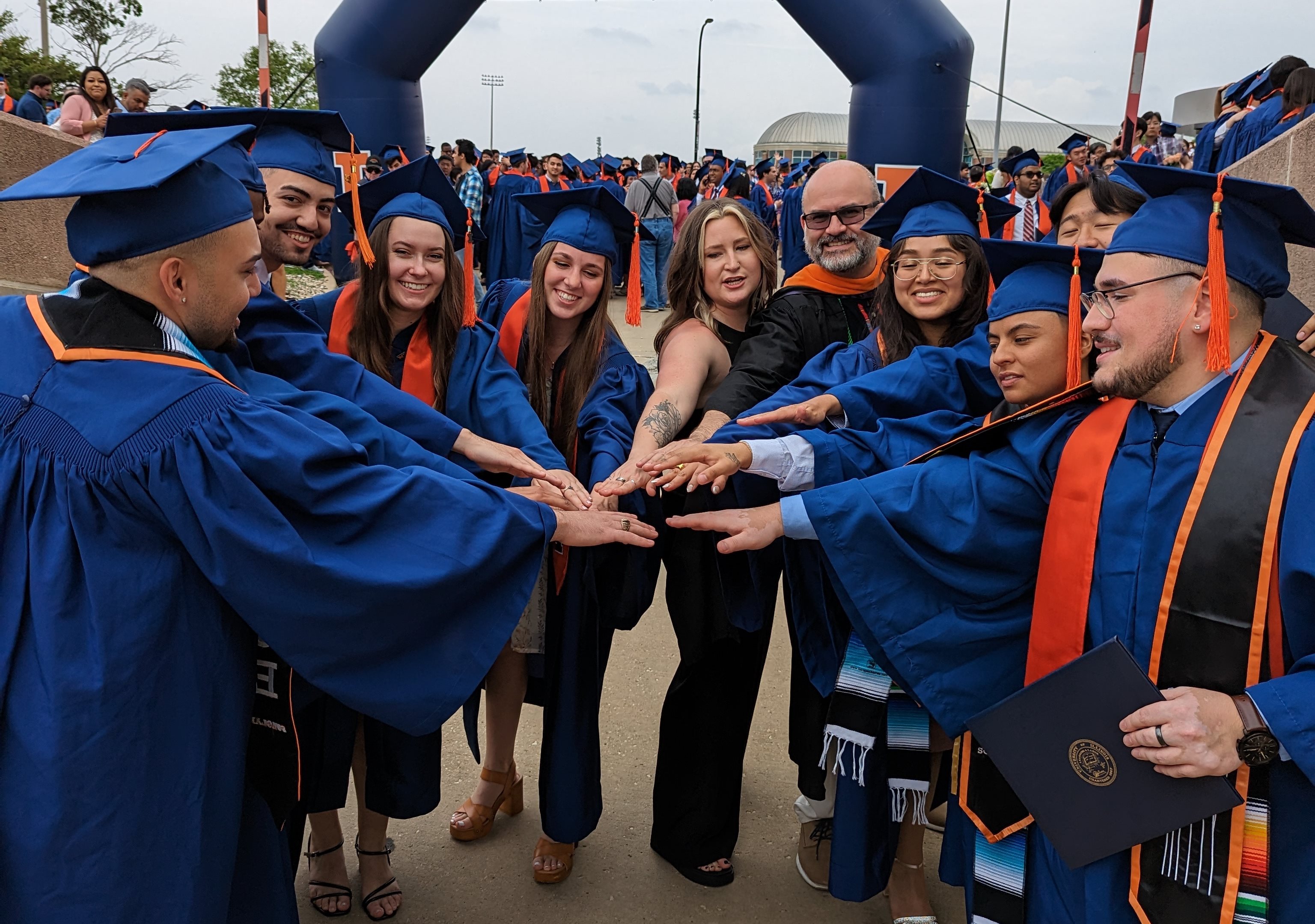 Graduating students pose with the Grainger Bob statue