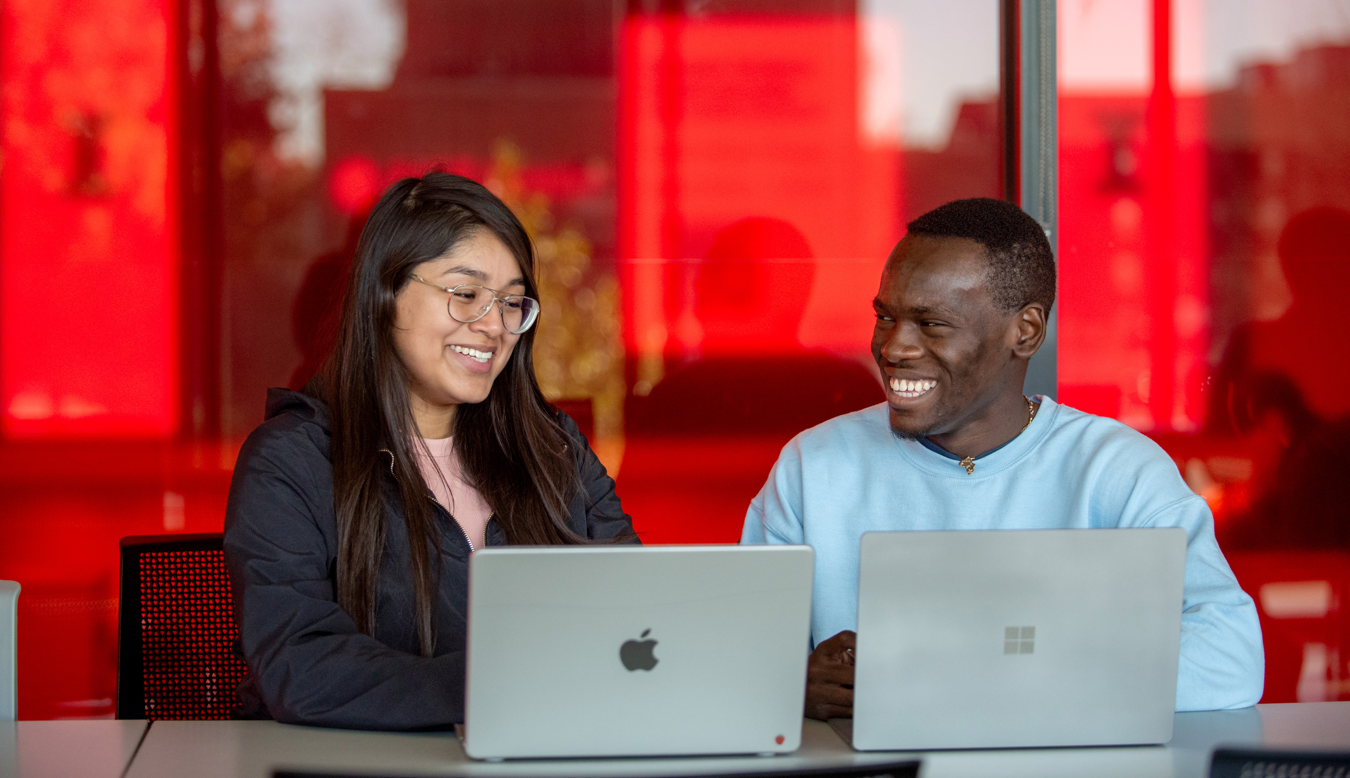 Student studies in the Grainger Engineering library