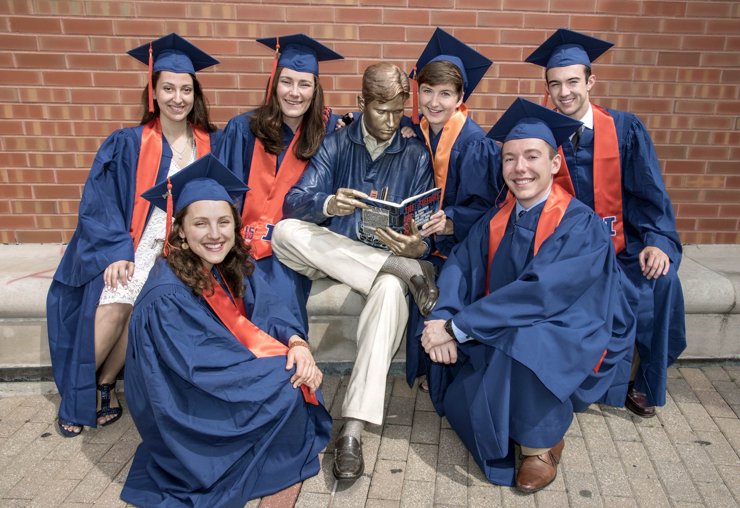 Graduating students pose with the Grainger Bob statue