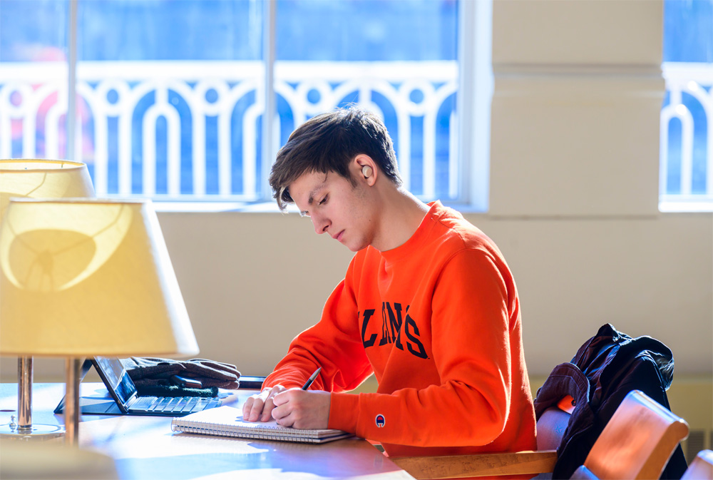 Student studies in the Grainger Engineering library